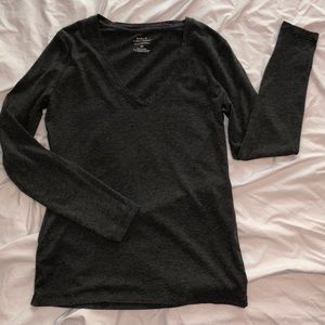 Long sleeved gray v-neck Tshirt